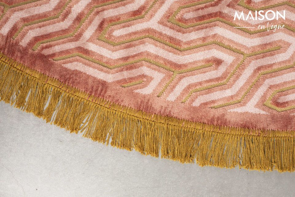 The SoSoft 200 cm round rug in pink fabric brings an irresistible touch of softness to your home