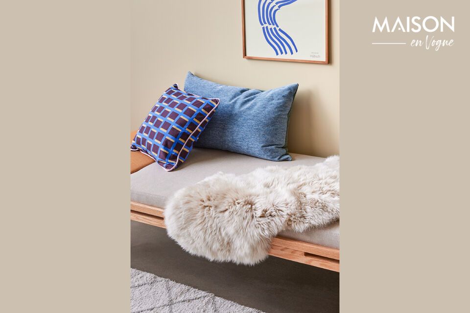 The Agenda blue cotton cushion is the ideal accessory to give your sofa a fresh look