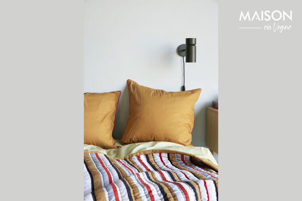 The comforter cover and pillowcase (80x80 cm) included offer perfect coordination for a complete