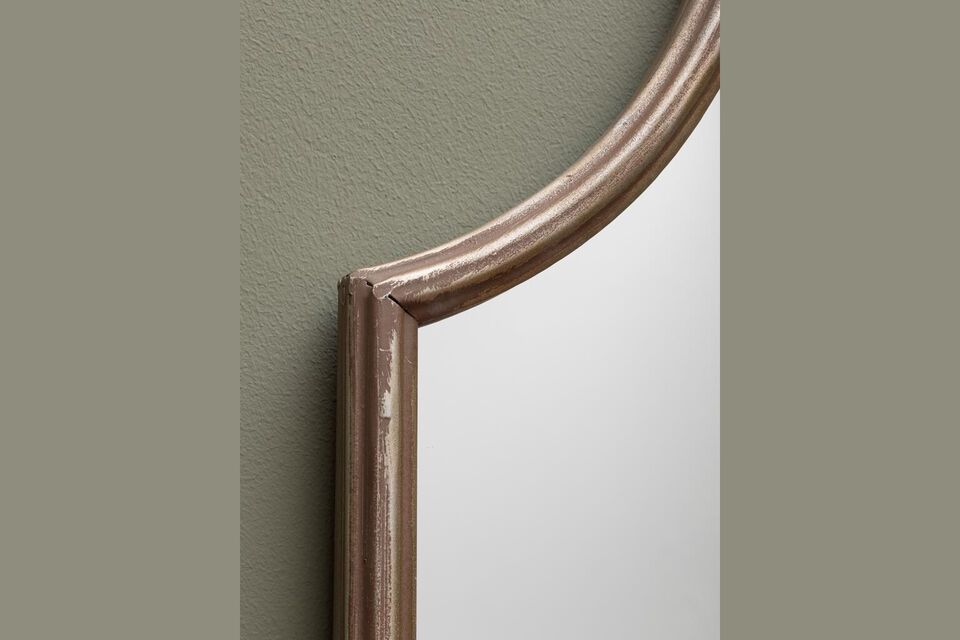 Its soft taupe color blends perfectly with a variety of decors