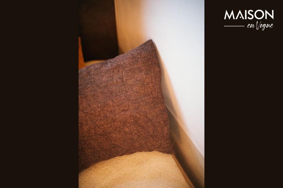 Discover the simple elegance of our Basics cushion in chocolate color