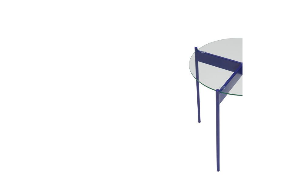 Dimensions of 45 cm on a side and 42 cm high make this table as practical as it is elegant