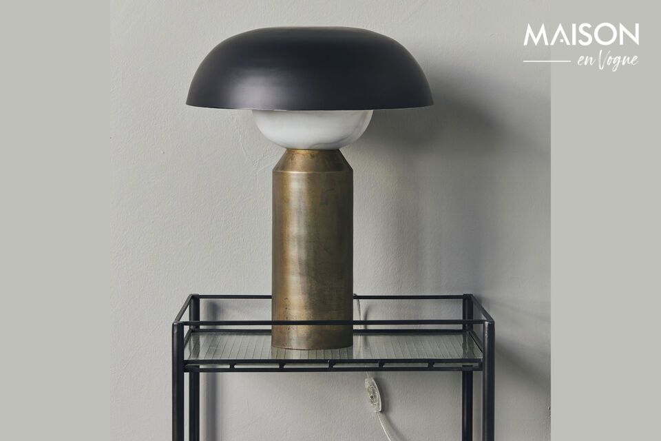 Illuminate with elegance thanks to this gilded iron lamp.