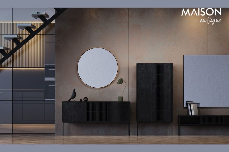 This mirror features an intense black color and a metallic finish