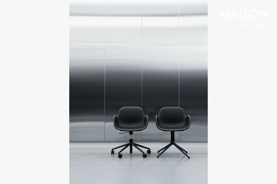 Form armchair, a chic and modern seat