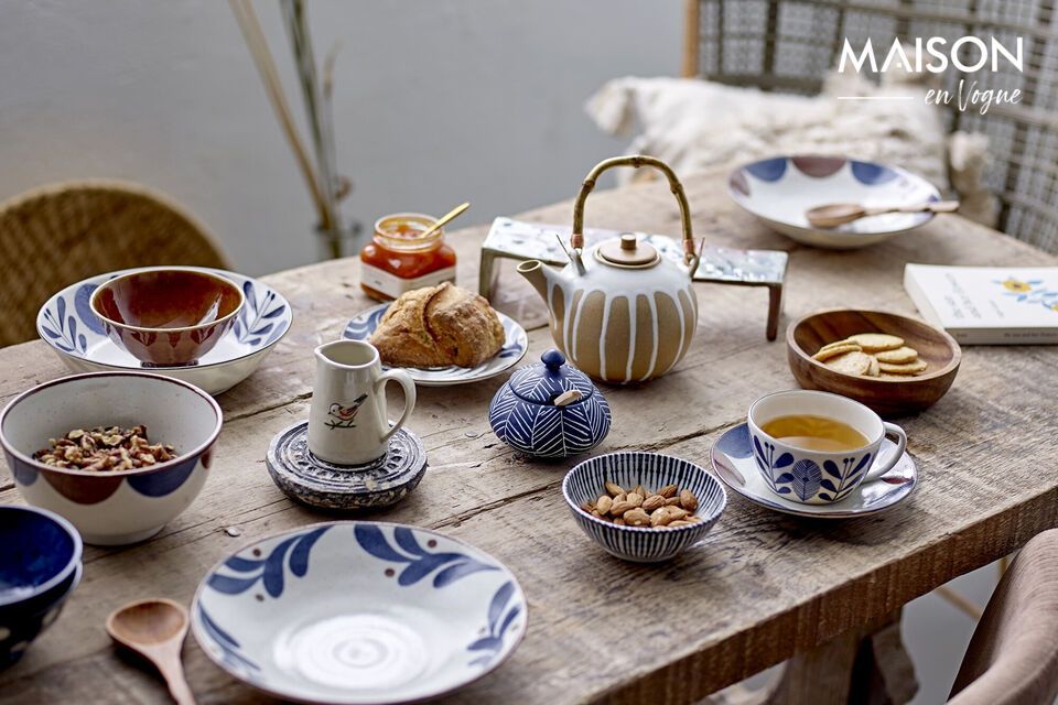 Discover the charm and exceptional quality of our Porcelain Bowl made in Japan