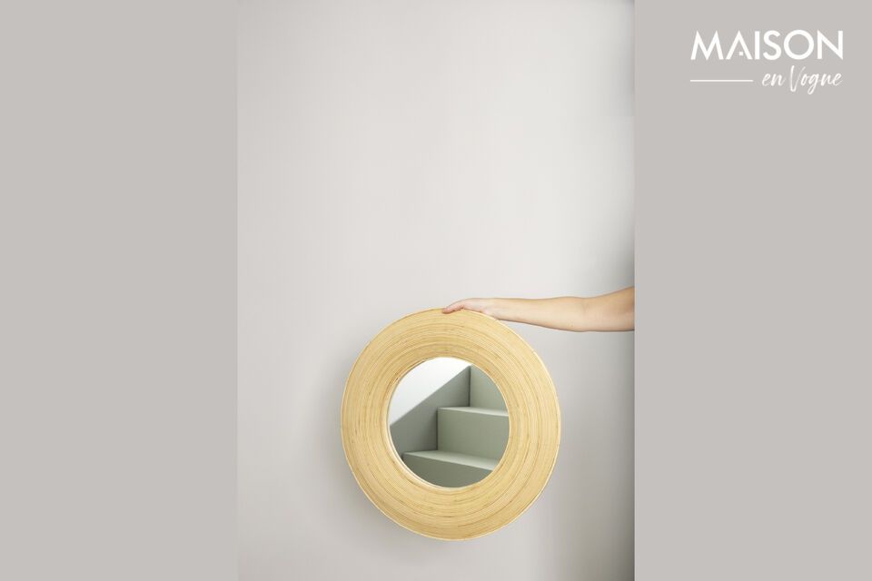 The Blush mirror, framed in light bamboo, is a piece that combines functionality and natural style