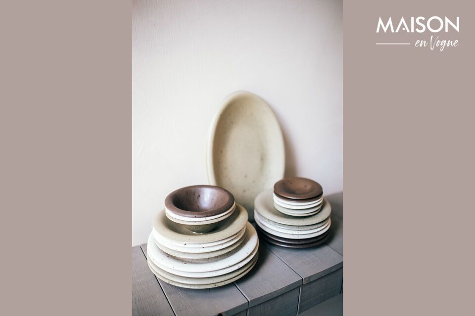 Discover the subtle elegance of the Bosque khaki stoneware plate