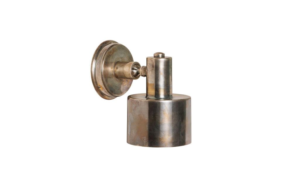 Made from brass, it guarantees durability and strength, while adding a refined touch to your space