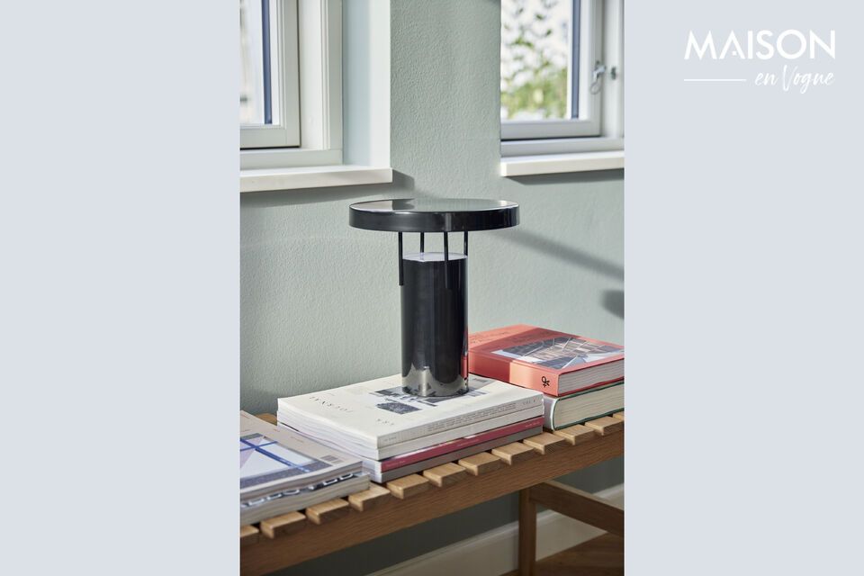 The BringMe black metal table lamp combines contemporary design with elegant luminosity