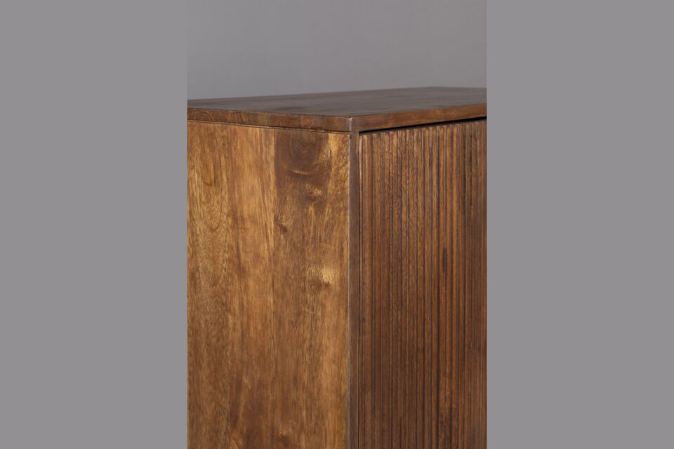 Made entirely of wood, the Saroo chest of drawers guarantees solidity and durability