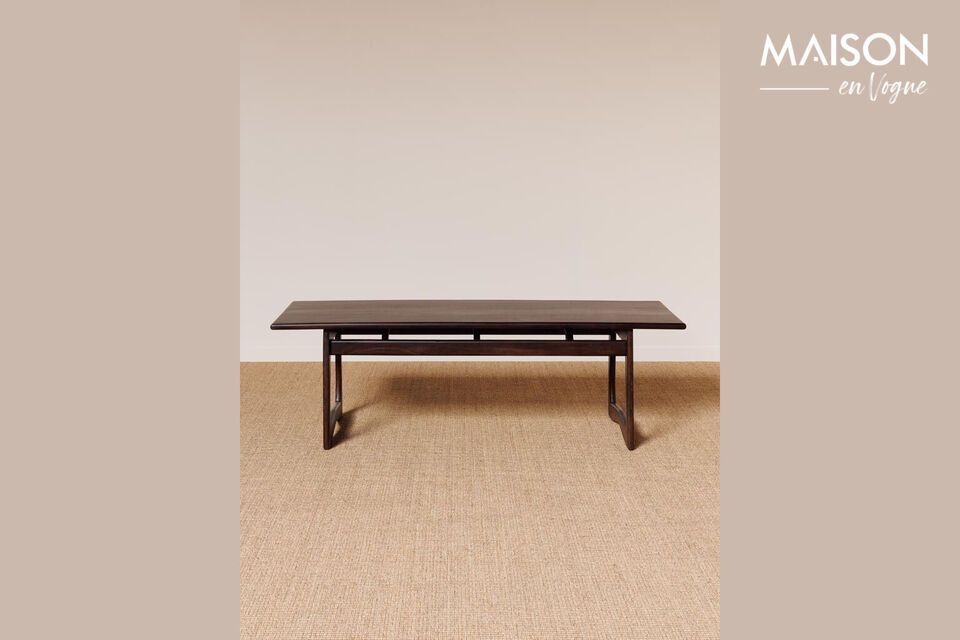 A coffee table combining sturdiness, elegance and functionality.