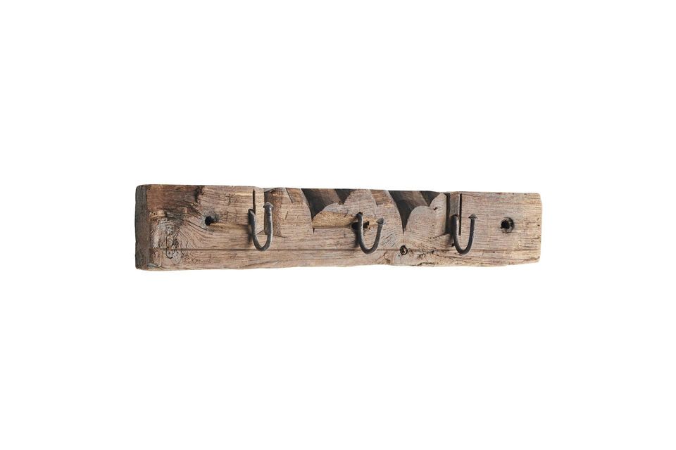 The combination of natural wood with brass-colored iron hooks provides a rustic yet modern touch