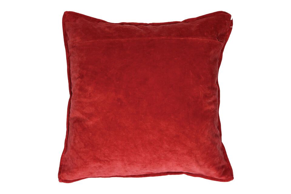 The unique appeal of this cushion lies in its contrasting finishes: a plain linen side and a cotton