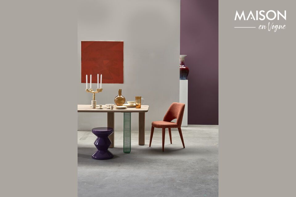 With its glossy lacquered finish in dark purple, it brings a modern, energetic touch to any space