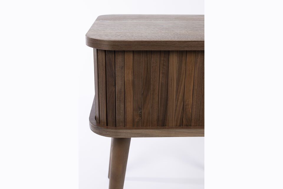 Designed in high-quality brown wood, this versatile piece combines style and practicality