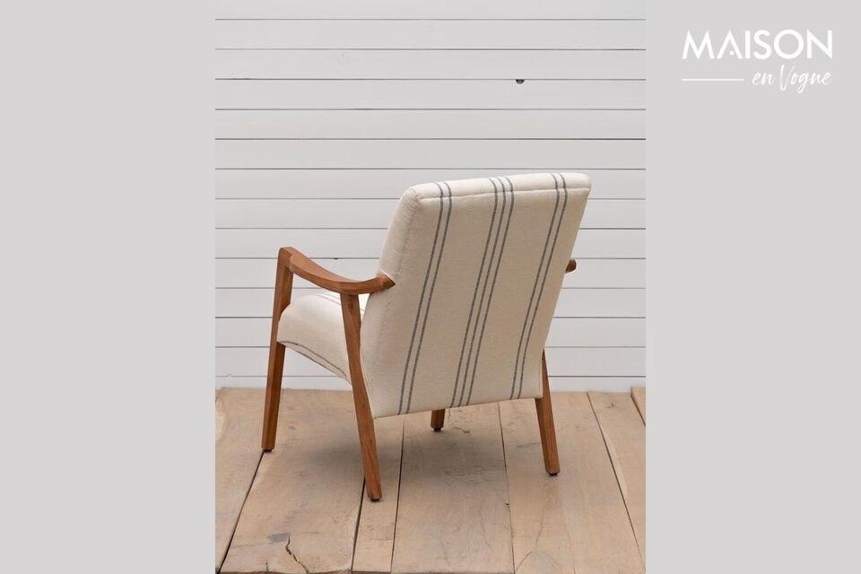 Made from sturdy acacia wood, this armchair combines durability and style