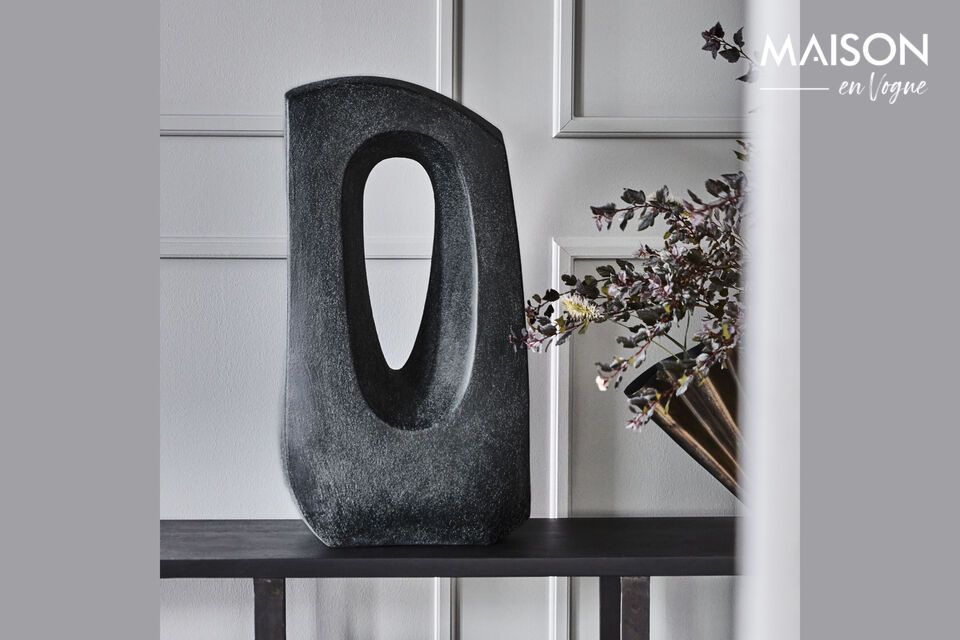 Discover the elegance of black stoneware, with a modern touch.