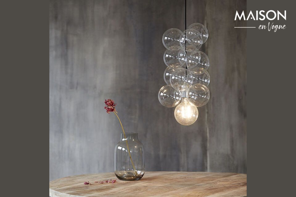 Chic metal suspension: light up with modernity and style.