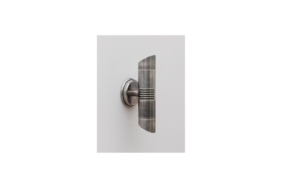 The minimalist design of this sconce makes it an ideal choice for those looking for elegant lighting