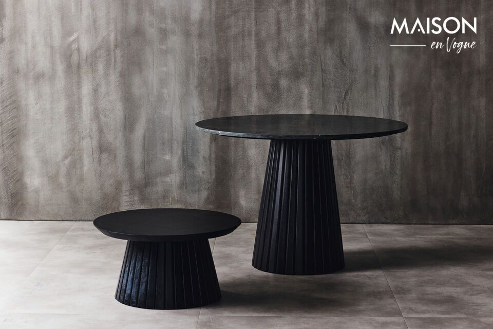 Sobriety and style with the Edgar table base.