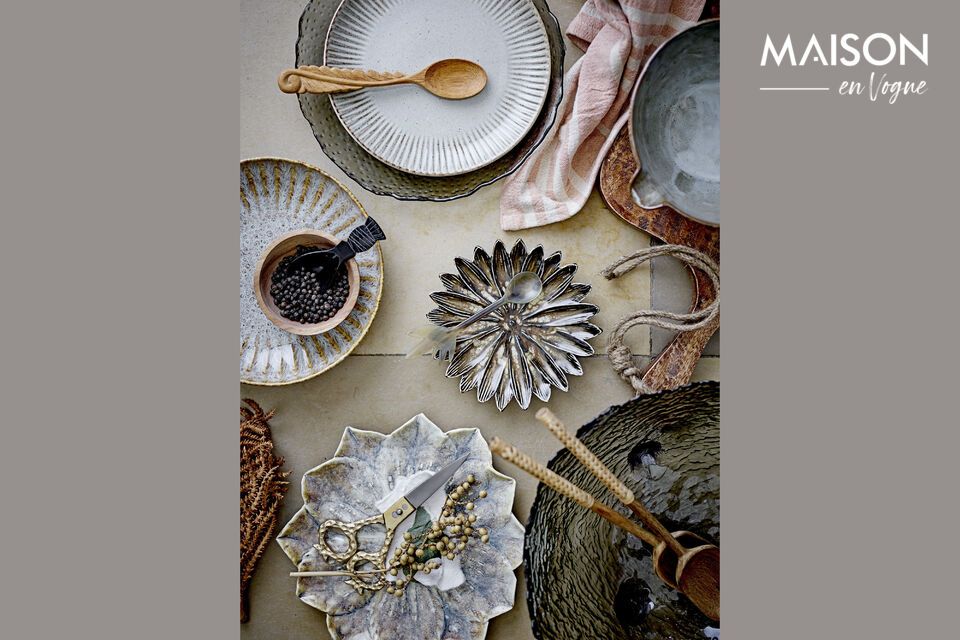 Discover the rustic elegance of our Nature Fleur Stoneware Plate