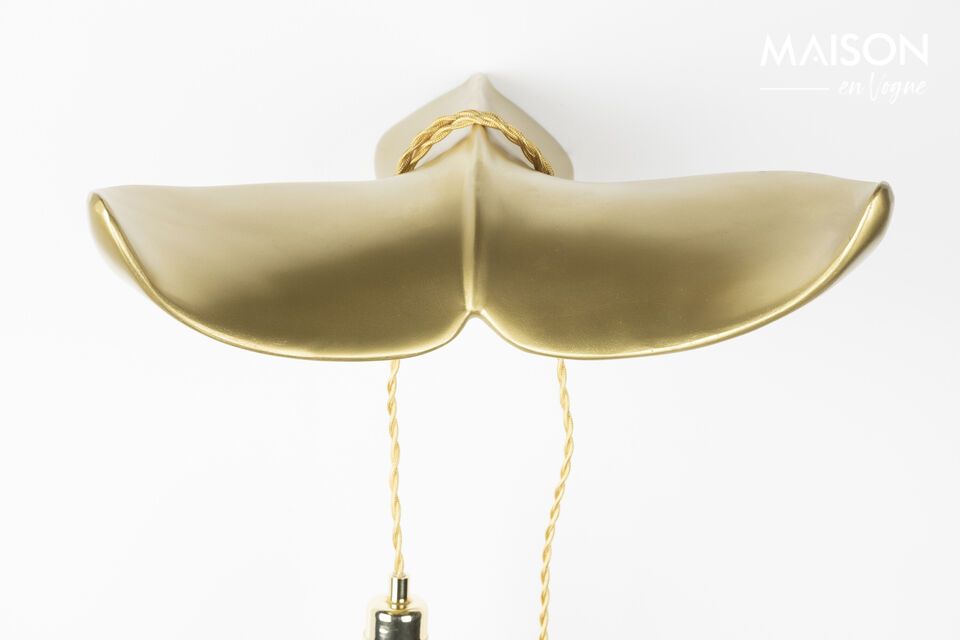 The Tail wall sconce in gold resin combines elegance and functionality