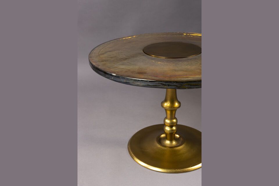 Glass coffee table: elegance and golden stability.