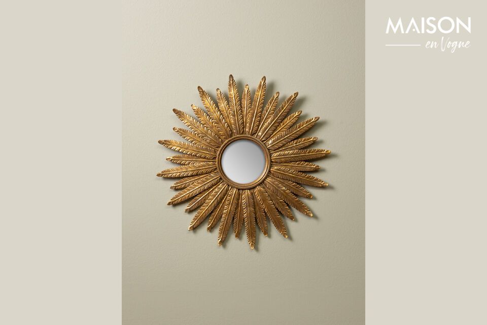 Sublime golden mirror to enhance your interior.