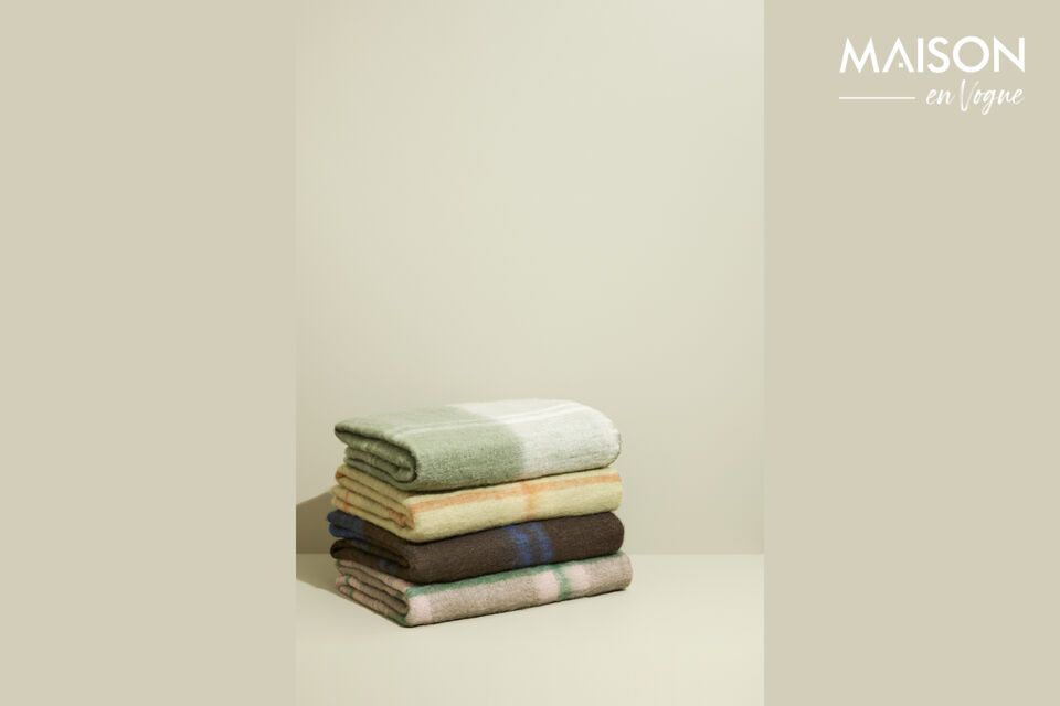 The Graphic brown cotton throw enriches your home with its elegant checked design in green