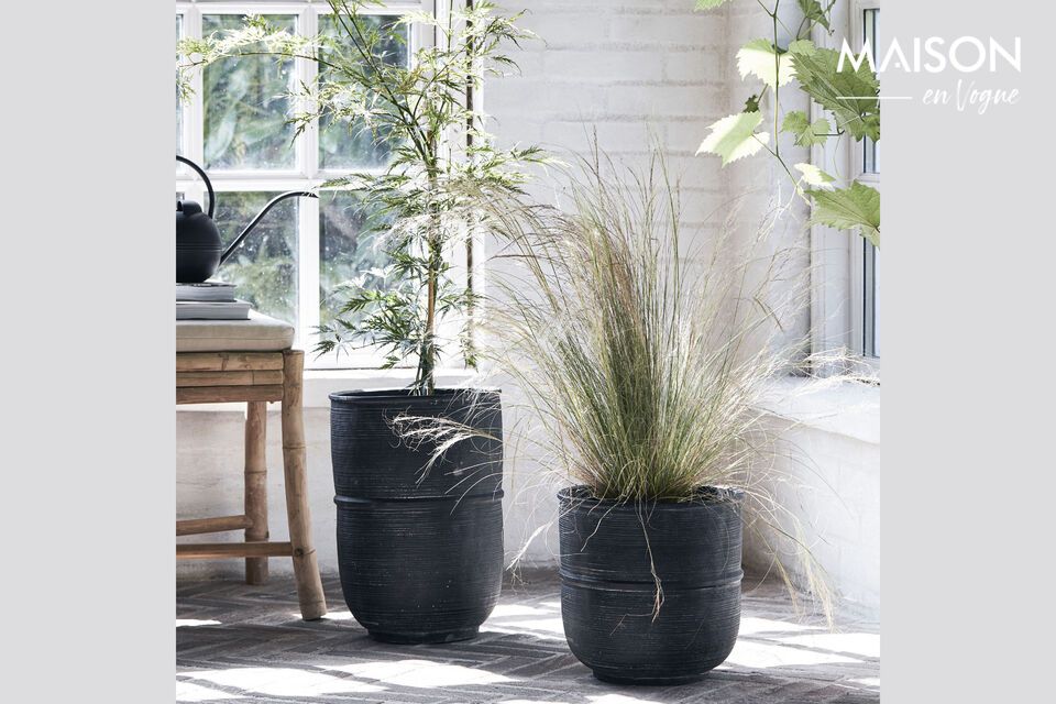 Discover the Ground planter, a decorative element that combines natural aesthetics with sturdiness