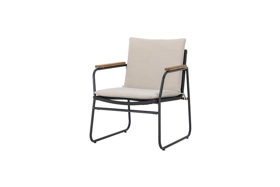 Its sturdy metal frame combined with Scandinavian design elements such as black rope and wooden