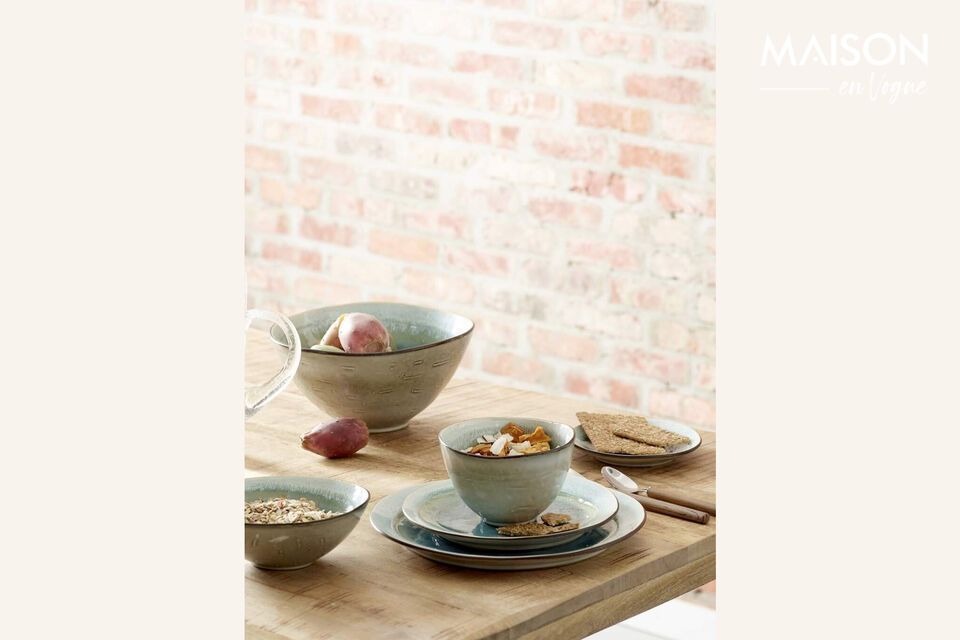 Plate in aqua stoneware, ideal for desserts and everyday use.