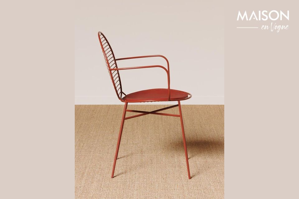 Made from sturdy iron, this chair guarantees not only durability, but also unfailing stability