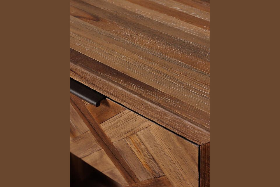 The natural brown color of the teak wood lends this piece a warm atmosphere