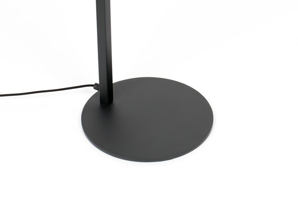 Its black and very fine foot, supported by a small round base, gives it a slender silhouette