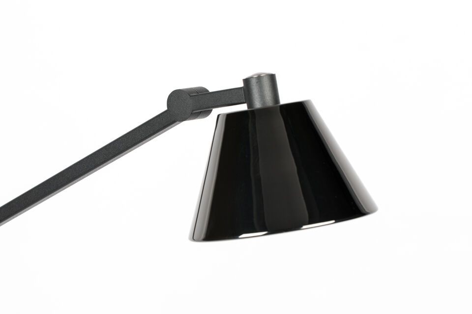 The lampshade, as for him, proposes a flared shape and a simple design in black chromed iron