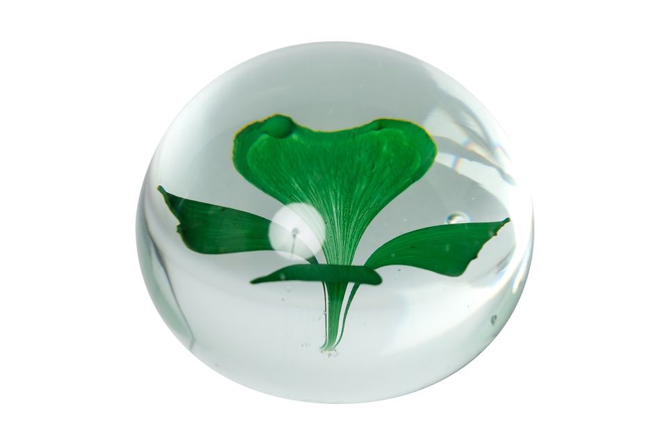 This four-leaf clover inside a glass ball is the perfect object for a floral-themed decoration