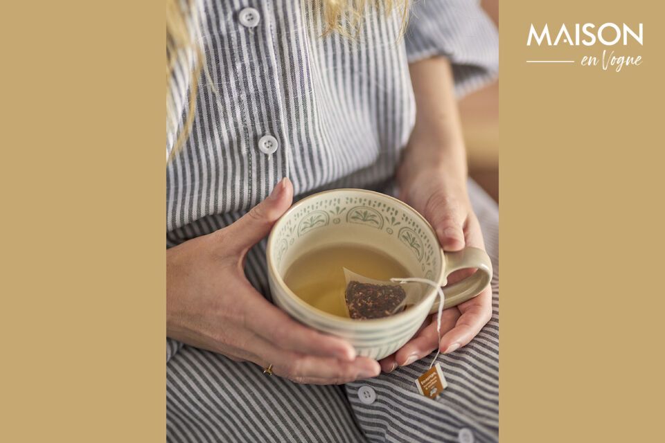 This high-quality stoneware mug has a length and depth of 14