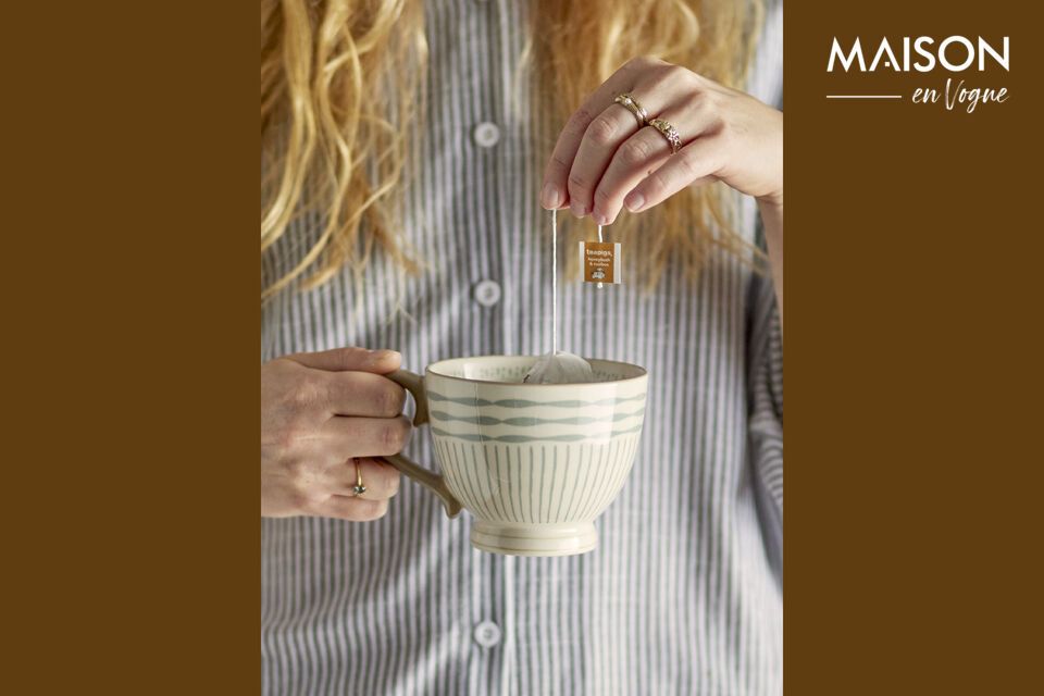 The deep blue and delicately patterned stripes on the handle add a distinctive touch to your table