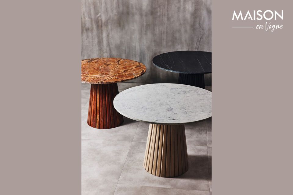 The Mary tabletop offers a generous 112 cm diameter surface