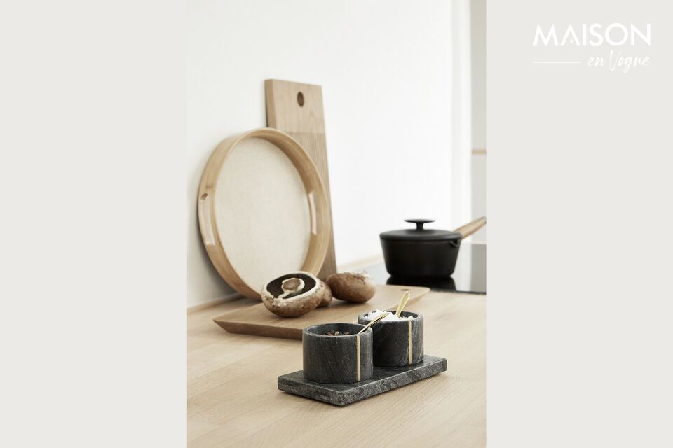 The Monarch cutting board in light oak wood is the ideal accessory for your daily culinary tasks