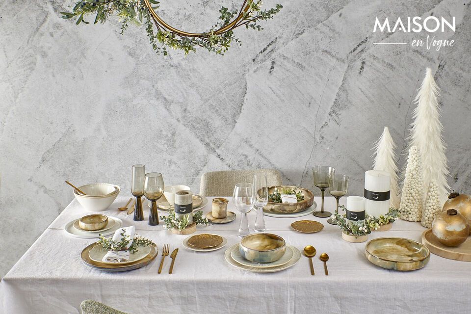 Discover essential elegance with the Mysa white porcelain bread plate