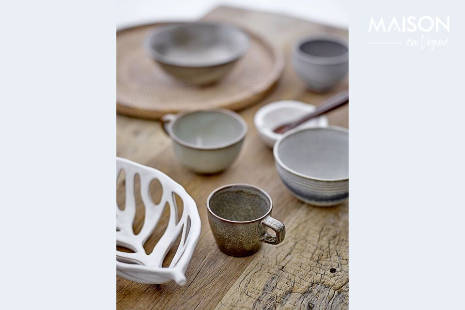 Discover the subtle elegance and authenticity of stoneware with our new stoneware mug in a deep