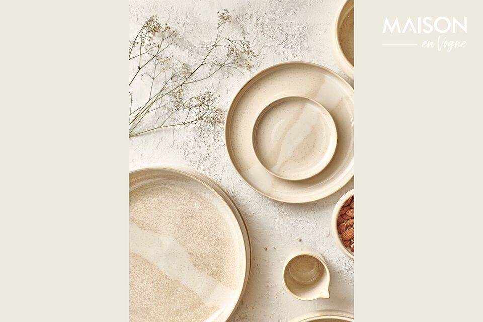 Depth and elegance for your aperitif with our tableware.