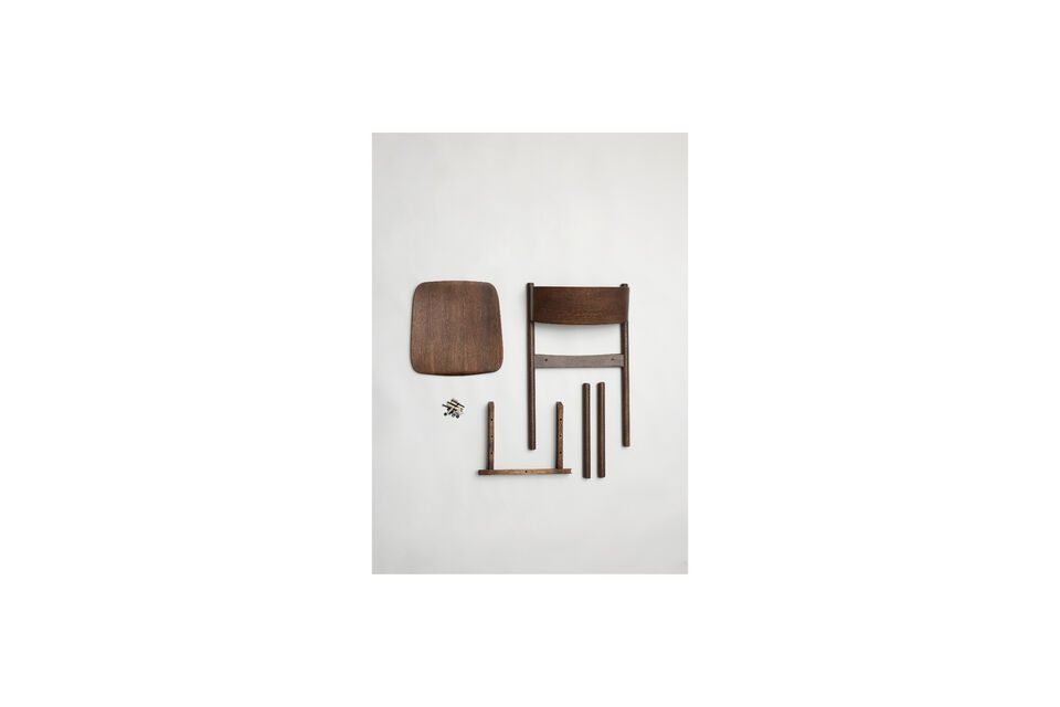 Its brown color enriches the decor with visual depth and a welcoming feel