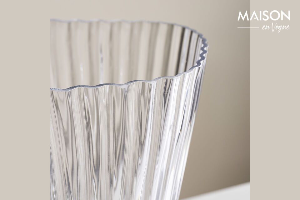 Introduce a subtle touch of elegance to your decor with the Orri clear glass vase