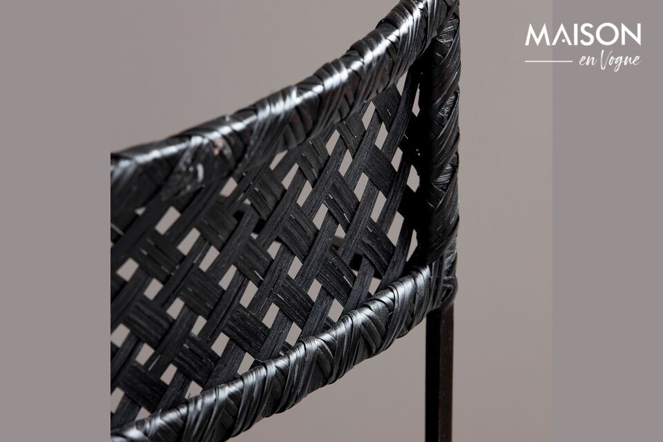 Elegance and comfort in black rattan for your home.