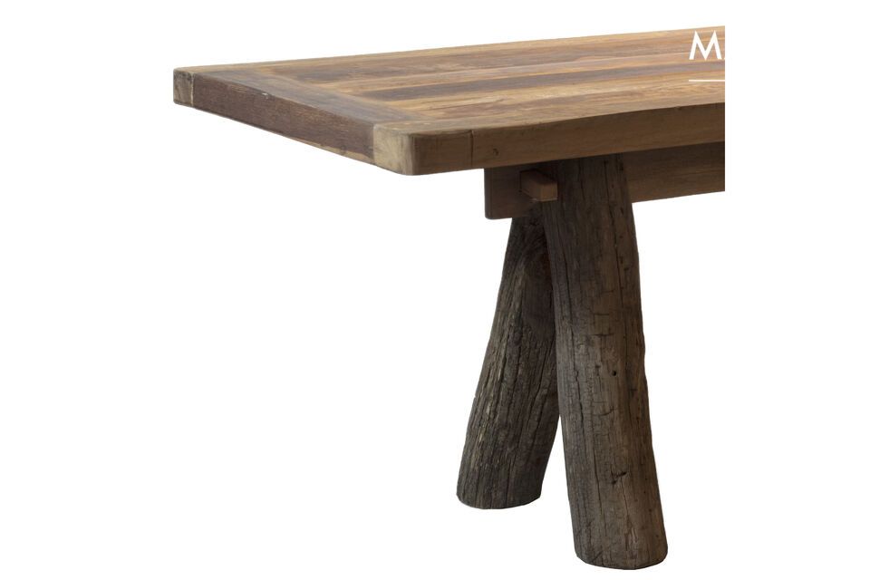 The Oviston table is ideally suited to spacious dining rooms and stands out for its sturdiness