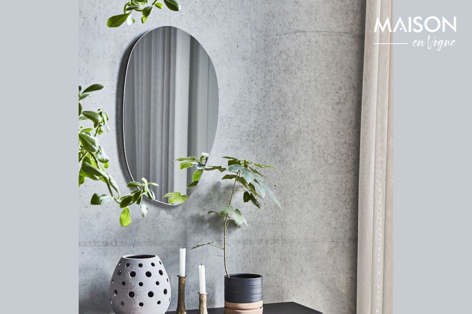 Elegance and luminosity for every space with this mirror.